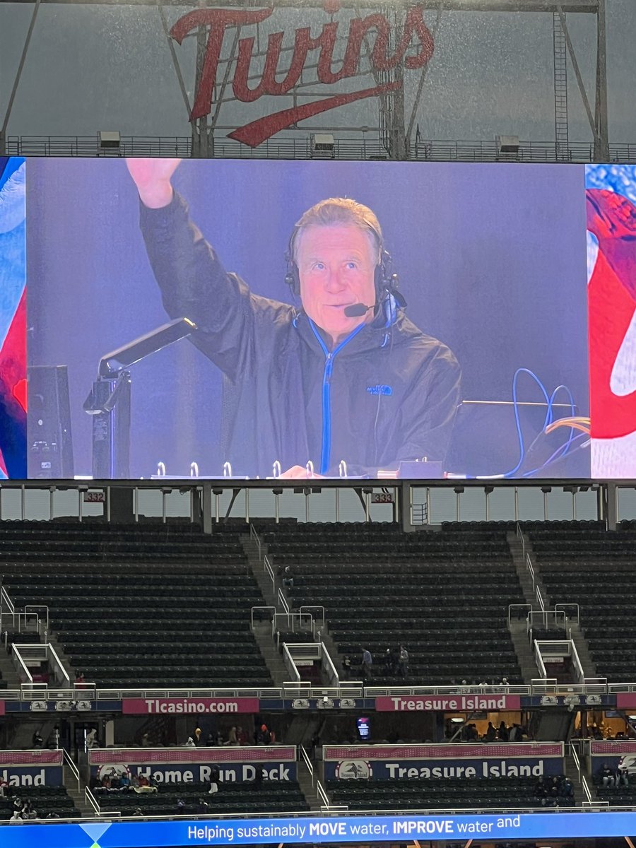 JoeNogaCLE's tweet image. Classy move by the Twins to recognize Guardians broadcasting legend Tom Hamilton on his Ford C. Frick Award and imminent enshrinement in Cooperstown!