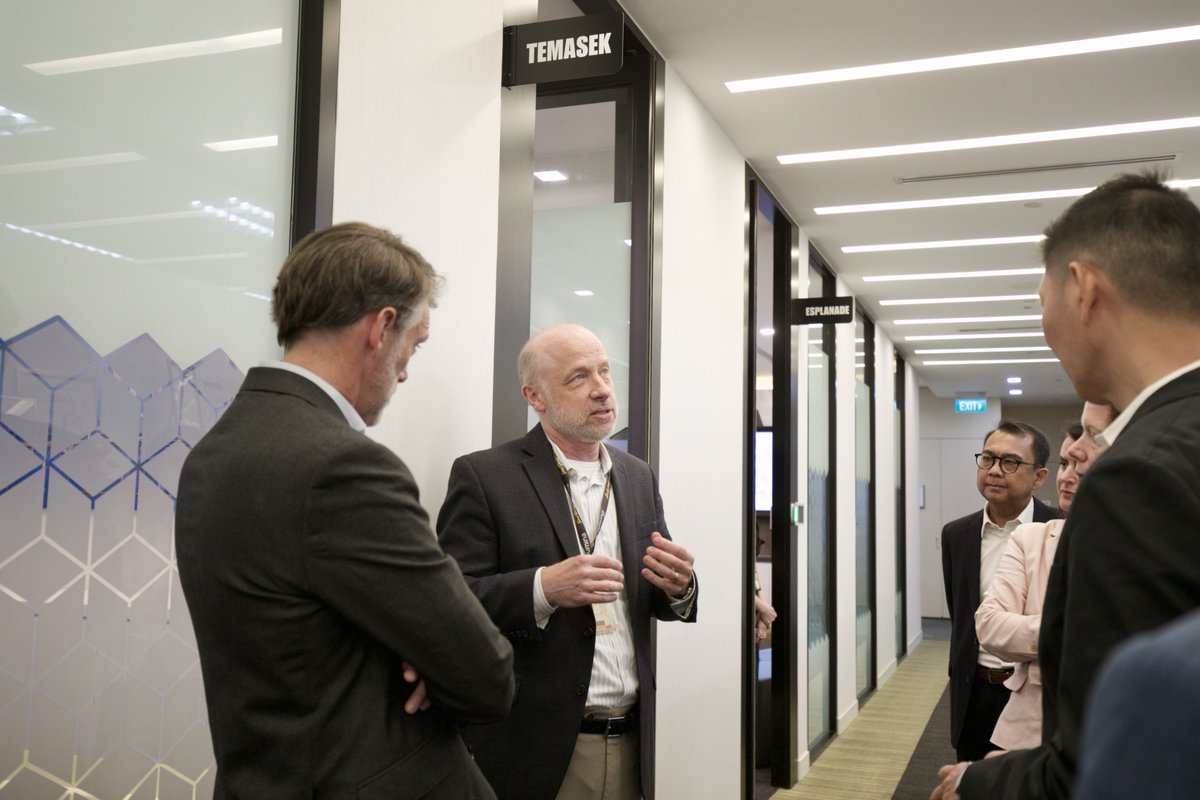 🌏 Building global connections to advance local impact. 

During a recent visit from the U.S. Embassy, we had the opportunity to showcase how Illumina is advancing the future of precision medicine through innovation, both in technology and in infrastructure. 

From the Singapore