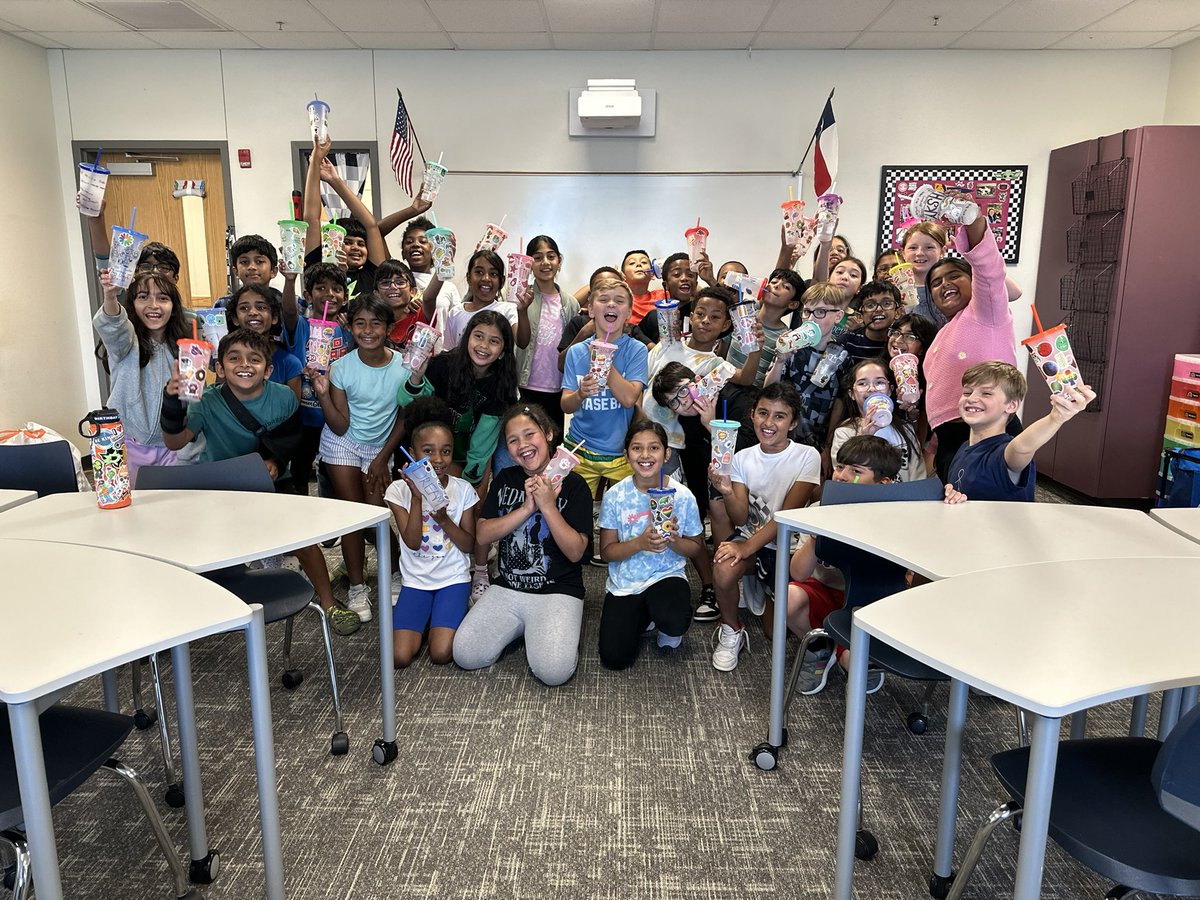 One of my favorite EOY student gifts is having them create their own memory cup! They get to decorate it with stickers and collect signatures from their friends and teachers. It is truly one of the best activities to wrap up our time together! 🩵