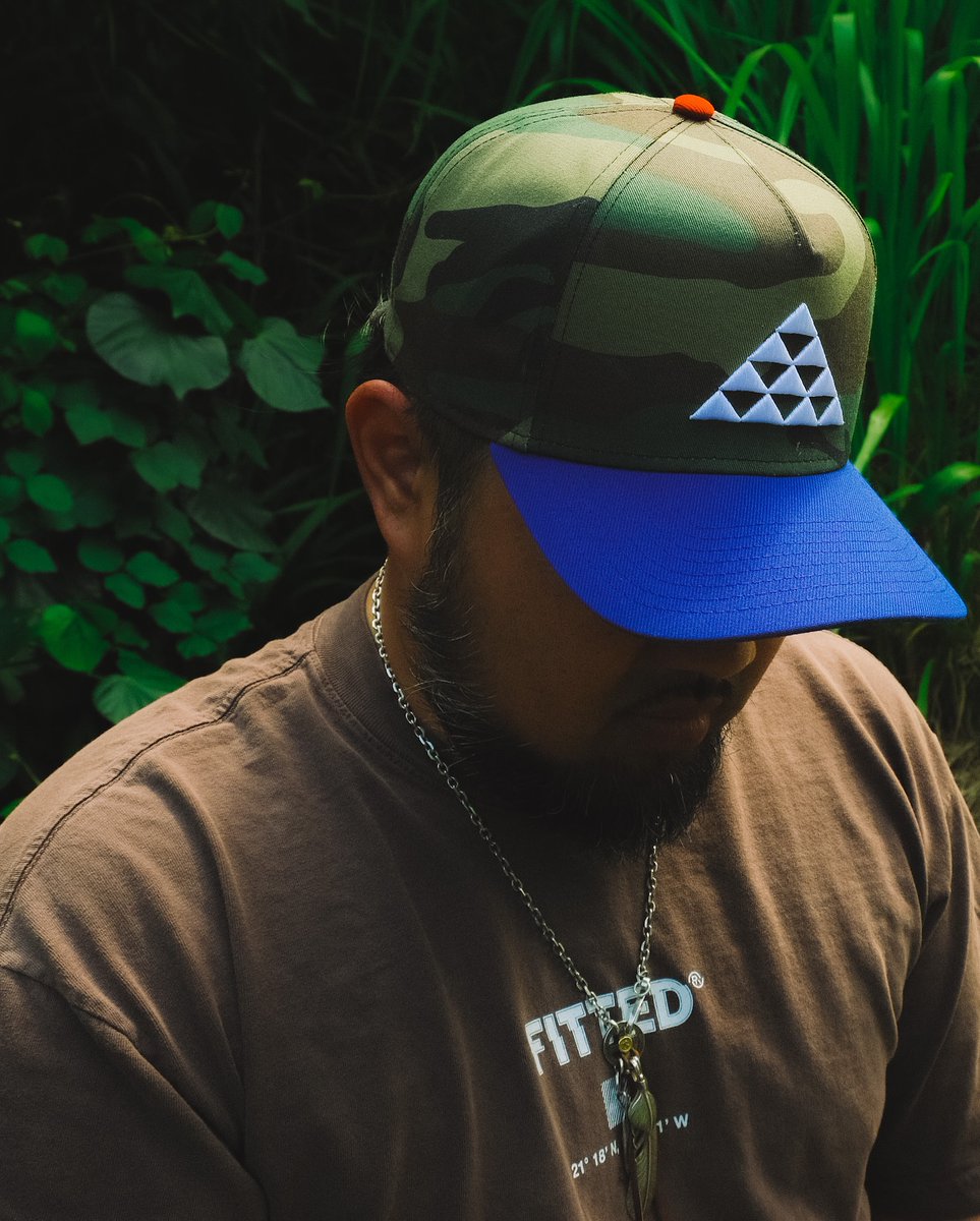 9FIFTY VANGUARD - WOODLAND CAMO / WHITE TRUCKER
9FORTY NIHI - WOODLAND CAMO / ROYAL BLUE
ANGLES TEE - CLOVE

Available now.

fittedhawaii.com/products/vangu…