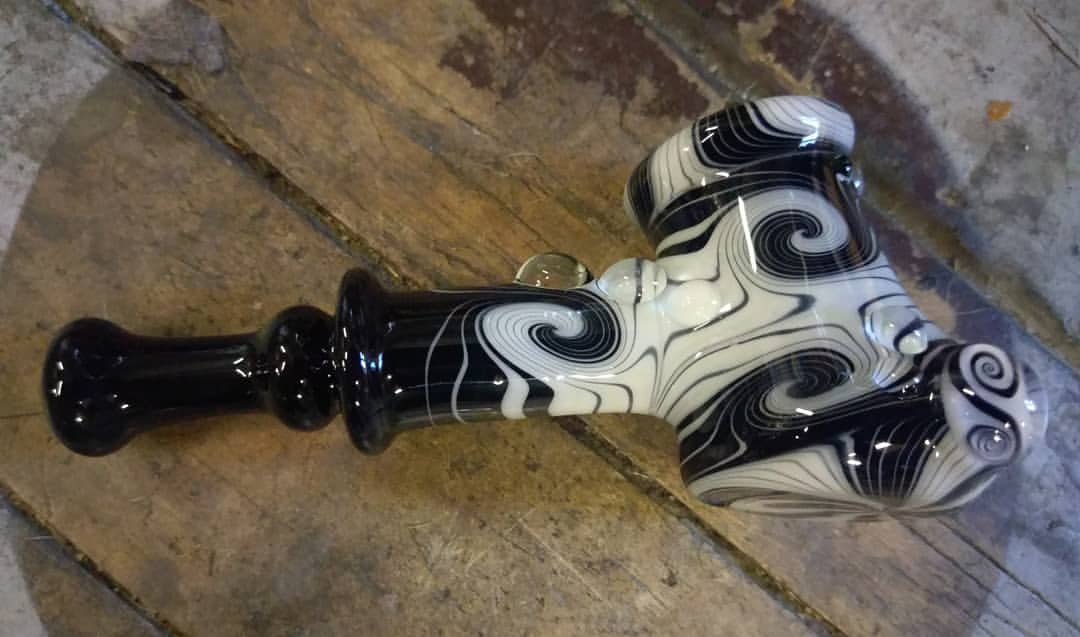 paulbrehm_'s tweet photo. Hammer time, with my two favorite colors  #jetblack and #starwhite from @northstarglass 
#fatbottomglass #hammertime #northstarglass #glassofig #glasspipes #therealpaulbrehm #spirals #glassart #oprahsbookclub #wisconsinglass #ilovemyjob https://t.co/gEGCVgb6aq