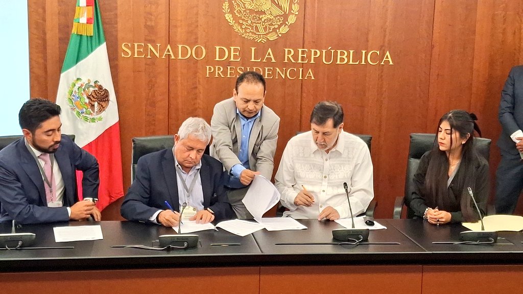 🤔¿Senador, para qué sirve el poder si no es para humillar y amedrentar? 
🤨¿Acaso servirá para que surtan medicamentos en los centros de salud? 
🤨¿Para pacificar Sinaloa, Guanajuato, Jalisco, Michoacán, etc?
¿O sólo funciona para ajustar cuentas personales, acosar periodistas y