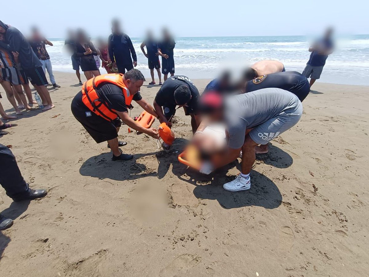 SP_Veracruz's tweet photo. #Entérate 📢 | Hoy, nuestro personal de la Unidad Marítima 👮🏽👮🏼‍♂️ apoyó en el rescate de un joven que era arrastrado mar adentro en #PlayaChachalacas 🏖️, encontrándose en peligro de ahogamiento. https://t.co/Ve8a2Yl4Ws