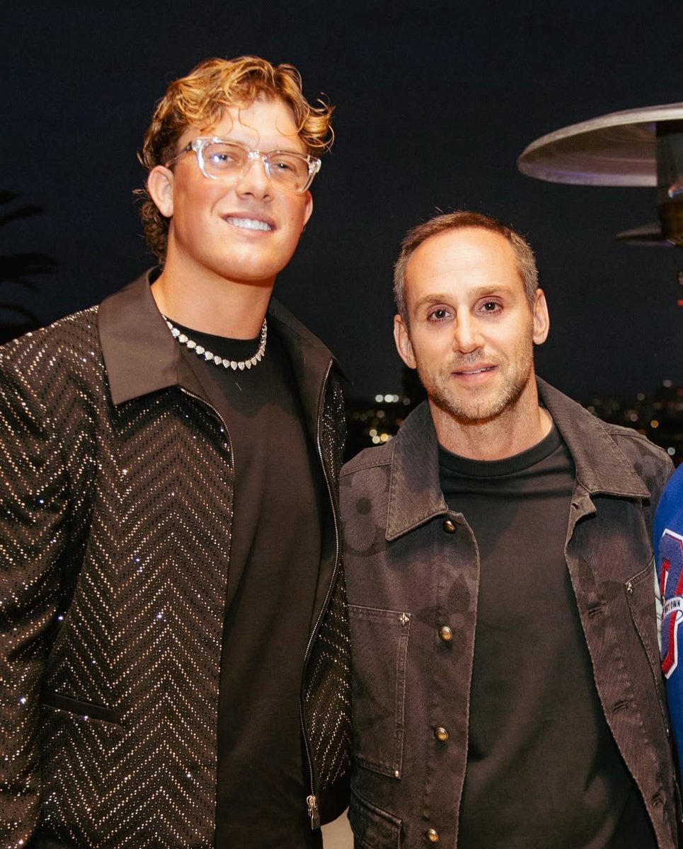 NFL_DovKleiman's tweet image. 𝗧𝗥𝗘𝗡𝗗𝗜𝗡𝗚: Michael Rubin hosted the NFL rookie party in Los Angeles 👀
Jayden Daniels mother, Cam Ward, Jaxson Dart, Will Howard, Dillon Gabriel, Quinn Ewers and Cam Skattebo were among those in attendance.