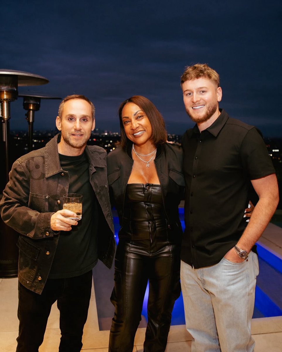 NFL_DovKleiman's tweet image. 𝗧𝗥𝗘𝗡𝗗𝗜𝗡𝗚: Michael Rubin hosted the NFL rookie party in Los Angeles 👀
Jayden Daniels mother, Cam Ward, Jaxson Dart, Will Howard, Dillon Gabriel, Quinn Ewers and Cam Skattebo were among those in attendance.