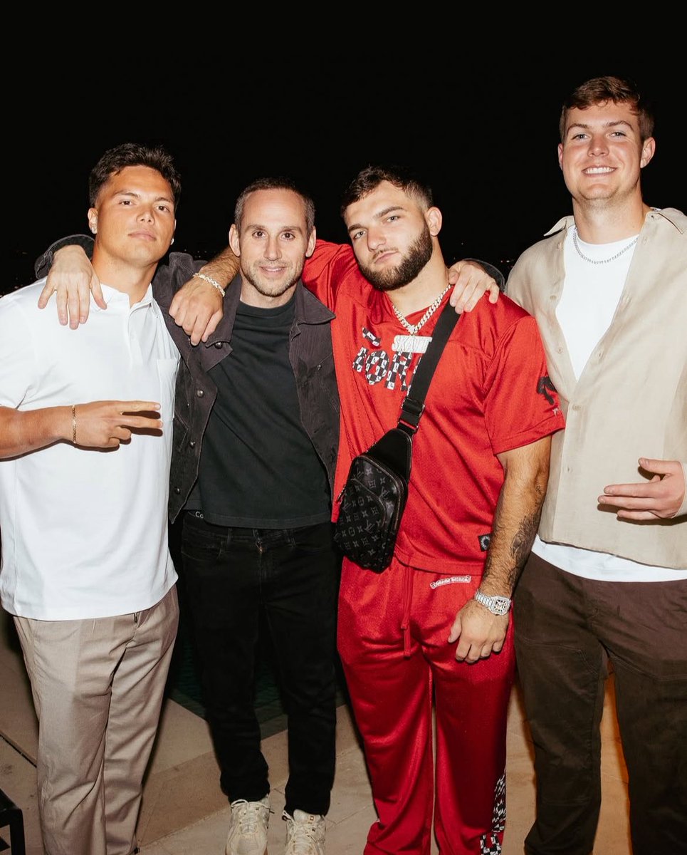 NFL_DovKleiman's tweet image. 𝗧𝗥𝗘𝗡𝗗𝗜𝗡𝗚: Michael Rubin hosted the NFL rookie party in Los Angeles 👀
Jayden Daniels mother, Cam Ward, Jaxson Dart, Will Howard, Dillon Gabriel, Quinn Ewers and Cam Skattebo were among those in attendance.