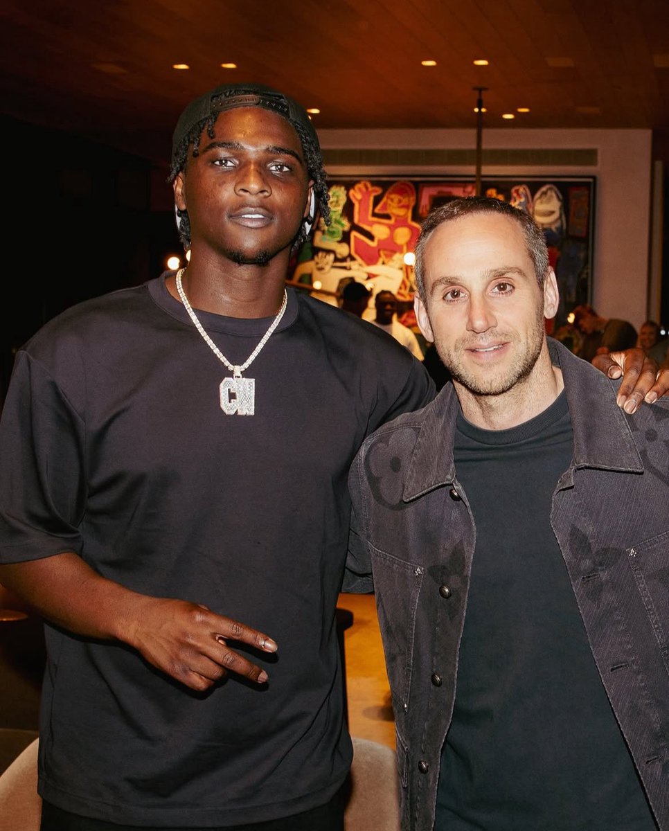 NFL_DovKleiman's tweet image. 𝗧𝗥𝗘𝗡𝗗𝗜𝗡𝗚: Michael Rubin hosted the NFL rookie party in Los Angeles 👀
Jayden Daniels mother, Cam Ward, Jaxson Dart, Will Howard, Dillon Gabriel, Quinn Ewers and Cam Skattebo were among those in attendance.