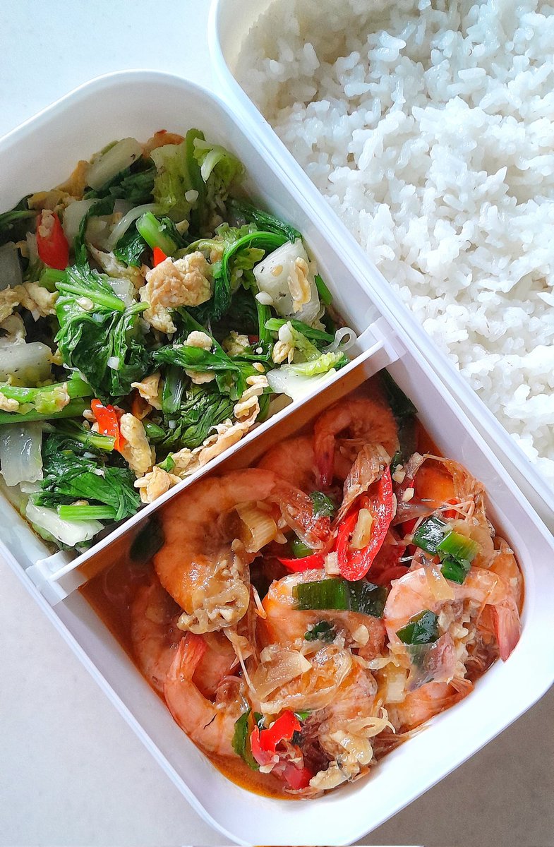 BulegGinah's tweet image. Bekal Yoko tudey, 20 Mei 2025

Kemarin Yoko bawa udang 1 kg sepulang kantor, untuk stock katanya 😑 Siap siap kolestrol.
Hari ini udang dimasak saus mentega dengan bumbu seadanya yg ada di dapur.

- Udang saus mentega
- Cah sawi 
#idebekal #bekal #bekalkantor