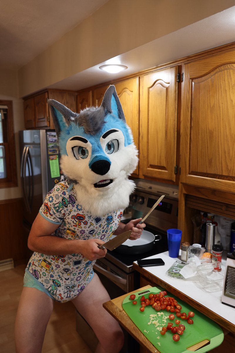 Hekk who let this dog cook!? The key to a good spaghetti is to make your own sauce!