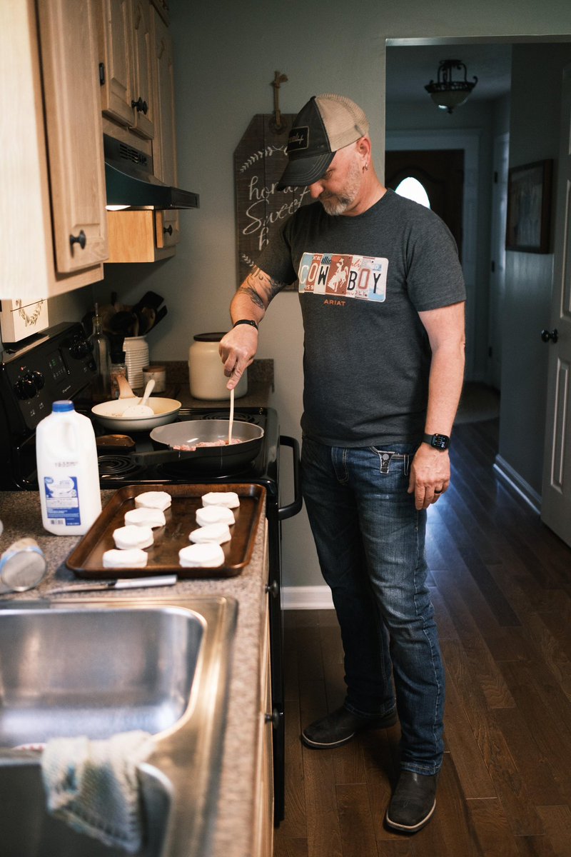 Our Welsh friends thought iHop biscuits &amp; gravy was amazing…
So we made it from scratch Southern-style.
Their reaction? Not even close. 😂🇺🇸

🎥 Watch: youtu.be/2Ye_GLWIc6A?si…
 #BiscuitsAndGravy #SouthernFood #UKvsUSA #FoodCulture #NeelyEats