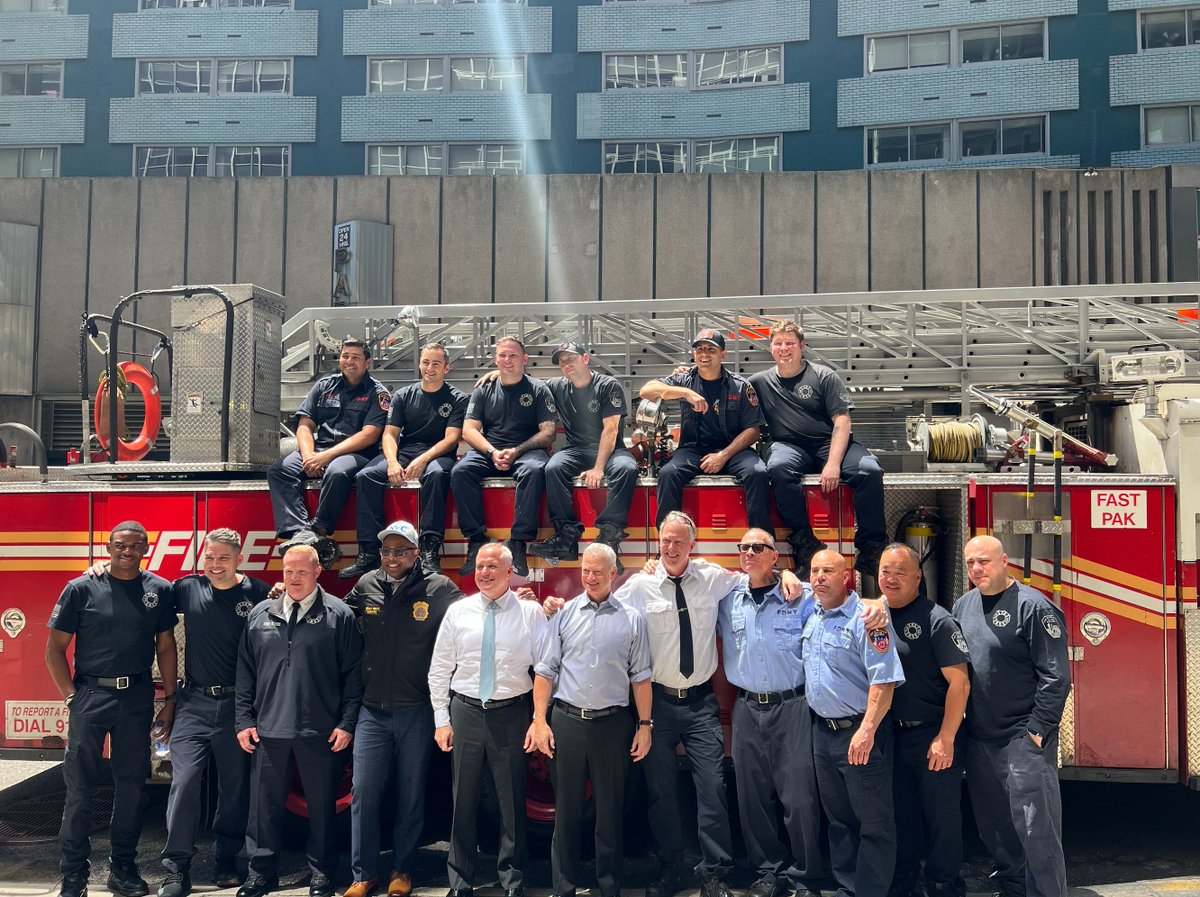 GarySinise's tweet image. Serving heroes today at NYC’s Ladder 2/Engine 8 firehouse - right in the heart of Manhattan. Grateful to spend time with these brave firefighters and thank them for all they do to keep their city safe. It is always an honor to support our first responders.