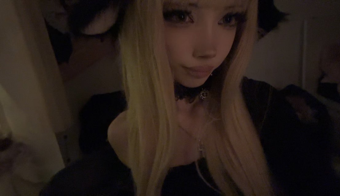 Fawn (@pettfawn) on Twitter photo Repost for a free pic 😘 Repost for a free pic 😘