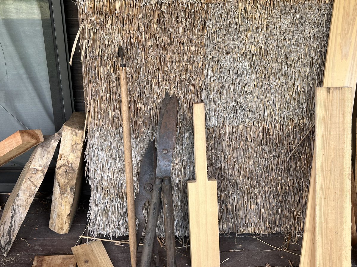 茅葺き職人の川畑太輝さんのスケッチ展へ。安芸高田の茶房いなだで開催中。繊細で温かいタッチと生き物への優しさが伝わる絵。麦の額縁も良い。スプーンも自作販売していて、犬のものを一つ購入した。彼の住まう山奥の平屋で一泊させてもらう。日中は職人、夜は制作の暮らしのようだ。羨ましいく思う。