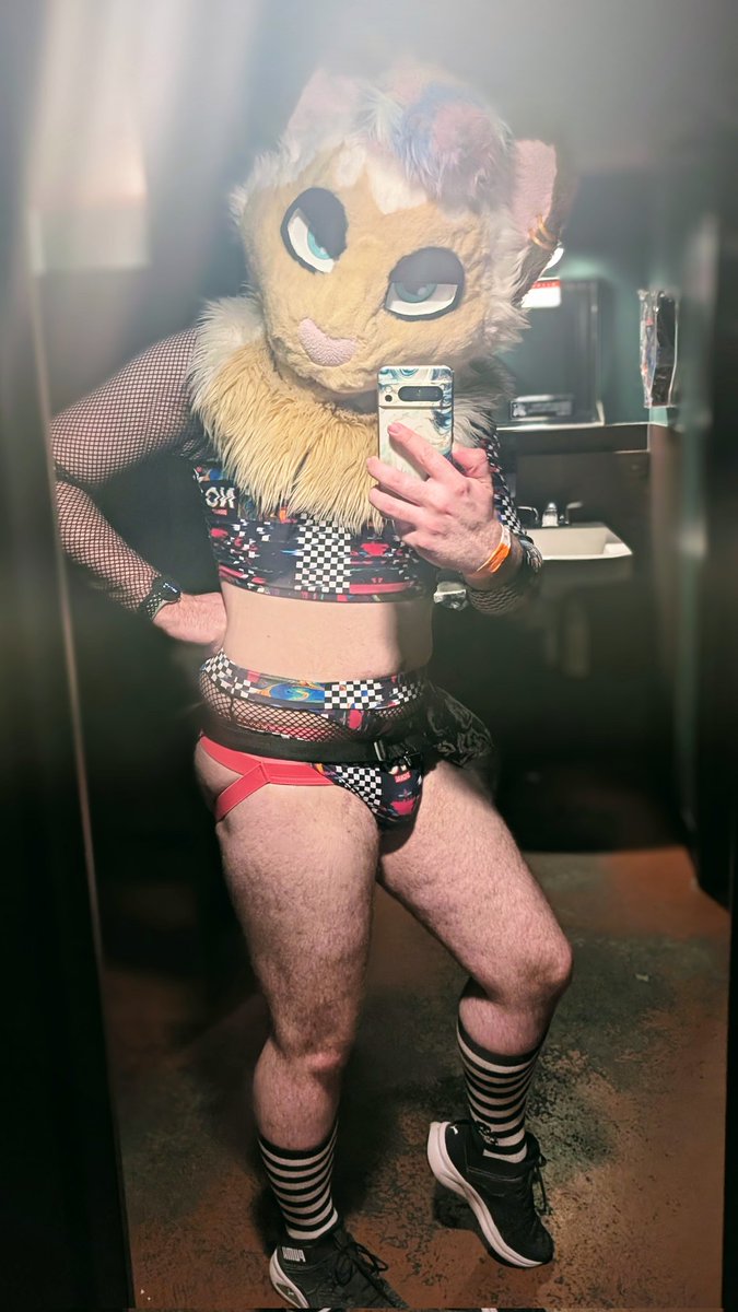 thymetime_AD's tweet photo. is it really a furry night if you don't take drunk mirror selfies in your hot outfit?

🍹🐱🤳

#nsfw #murrsuit #murrsuitmonday #irlnsfw #irlnudes https://t.co/s454btwZFE