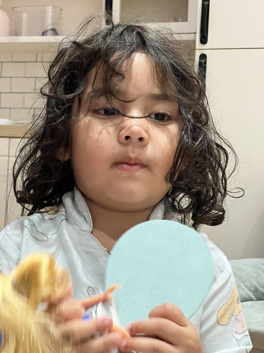 dwihandaanda's tweet photo. Lehernya kadang ada, kadang ilang. 😭💕
Bentar lagi Juli dan dia 4 tahun loh kok udah mau gede bgtttt sih?! InsyaAllah makin dewasa dna bijaksana.🙏🏻 https://t.co/Gz2WQGSo9q