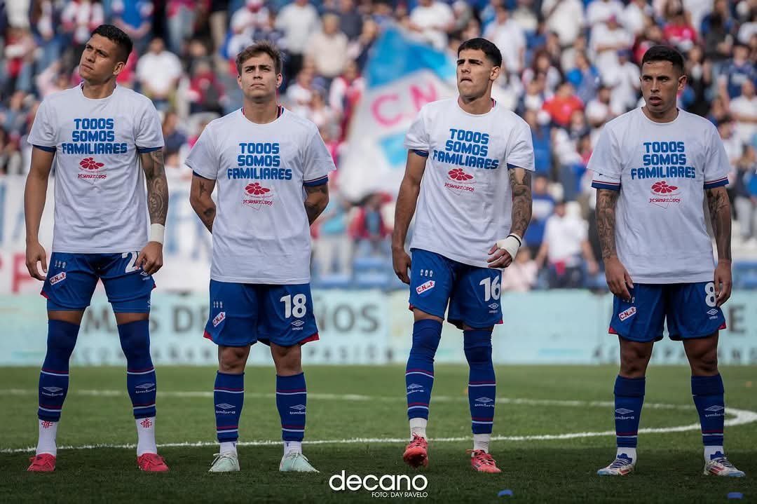 ¡MENTIRA! SÍ ES POLÍTICA
 
Lo que se vio hace unos días, cuando Nacional y Peñarol salieron a la cancha con la camiseta de “Todos somos familiares” y la margarita, no fue un gesto inocente, ni un homenaje apolítico, ni una defensa desinteresada de los derechos humanos. Es una