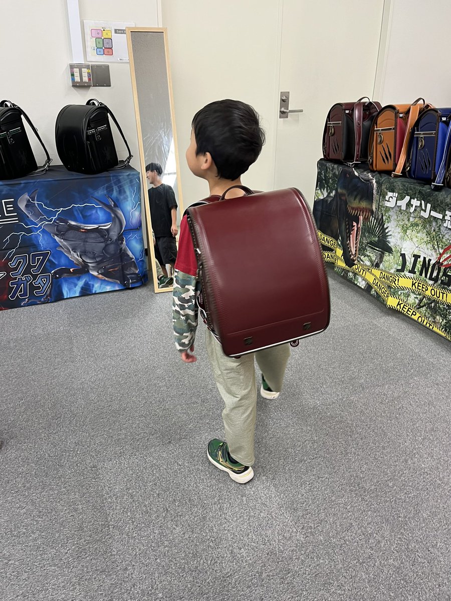 mitsuko_micchan's tweet photo. 福井恐竜博物館監修の恐竜ランドセル🦖
息子が年少の時に出会い、私が一目惚れ😍
恐竜好きの息子にピッタリで息子もお気に入り❤️
これは運命だね⭐️
早々ラン活終わって一安心。
ダイナソーベースの皆さん、ありがとうございました(^o^)

#恐竜ランドセル
@yamako888 https://t.co/RhtfgpUIlw