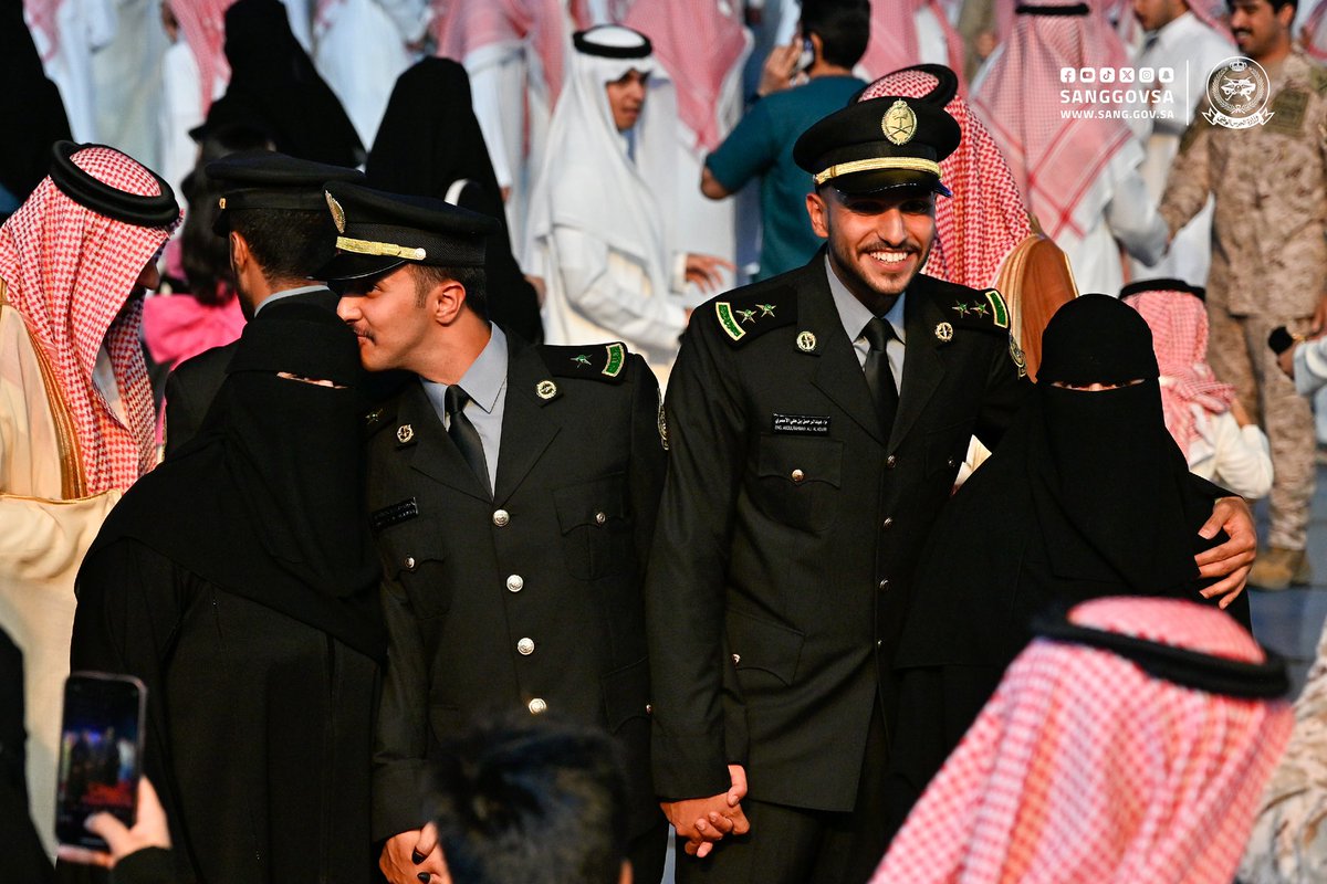 sanggovsa's tweet photo. جانب من مشاركة أهالي الخريجين فرحة الأبناء بالتخرج.

#عهد_وقسم
#وزارة_الحرس_الوطني https://t.co/DjXfjik1Rn