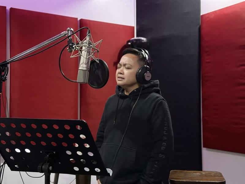 ABSCBNNews's tweet photo. LOOK: Ice Seguerra is back in the studio after almost a decade to record a new album.

“It feels like coming home. So much has changed, but the music is still my truth,” the singer shared on Instagram.

(📸 Ice/Instagram) https://t.co/HMEqqRdyXD