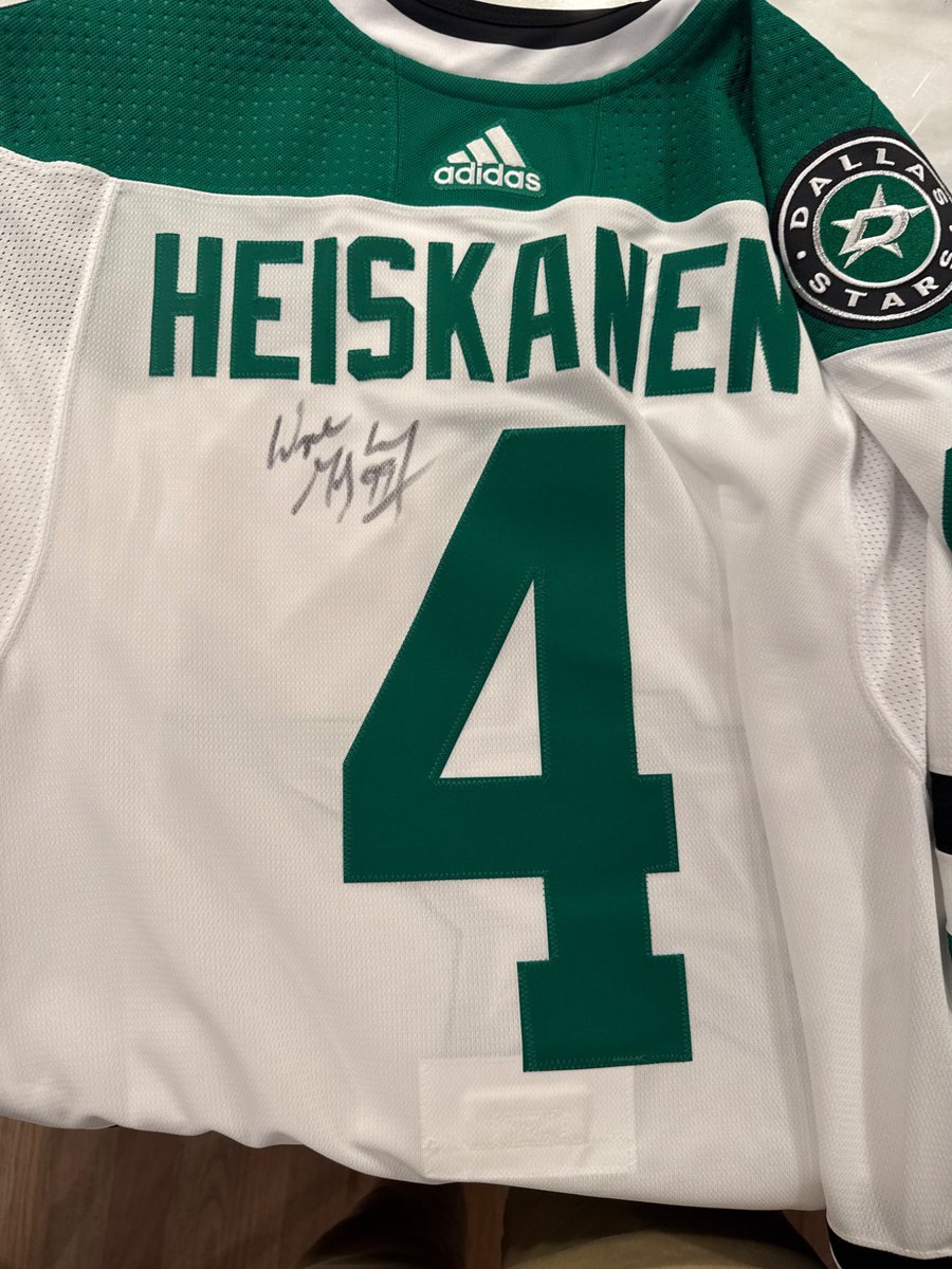 davisscott12's tweet photo. @RobertTiffin the Great One was in a suite next to my friend on Saturday. I tossed up my Miro jersey and he signed it. 🤷‍♂️ 😆 https://t.co/qynZBd9Kum