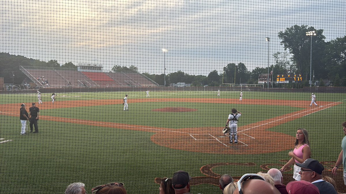 After 4 complete, @hchsbaseball leads Bullitt Central 1-0. #GoCougs #CROSSisBOSS