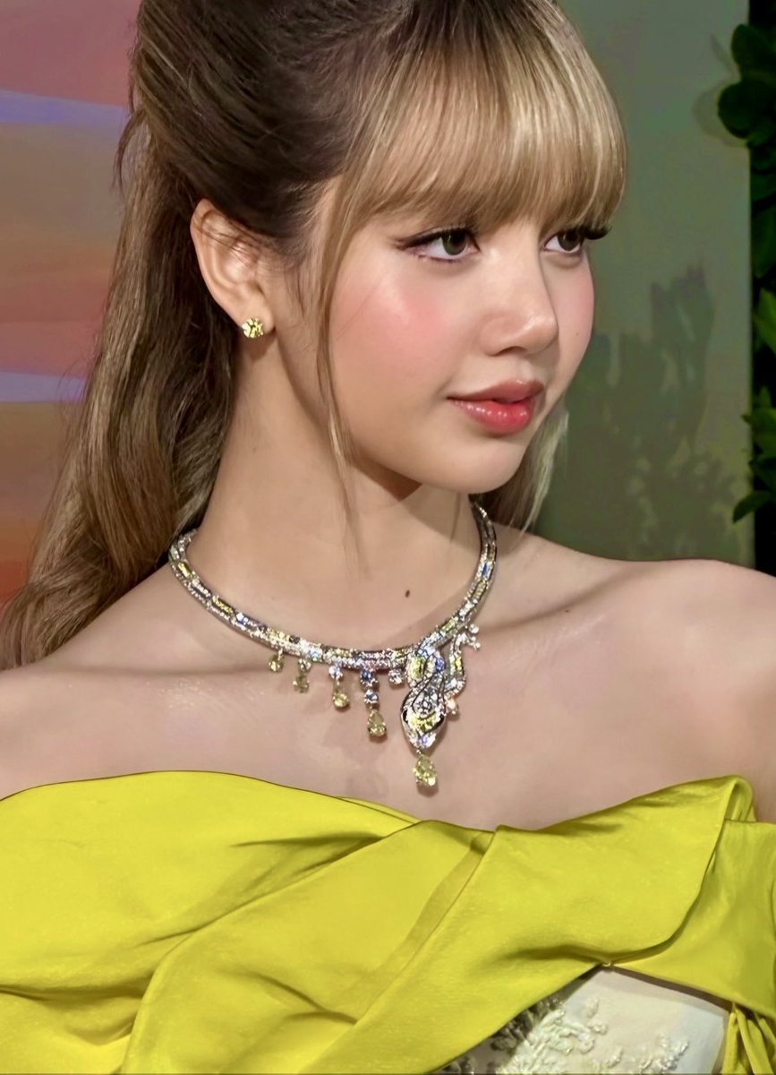 FACE CARD🤍💛

<a href="/wearelloud/">LLOUD</a> <a href="/Bulgariofficial/">Bvlgari</a> 

LISA BVLGARI POLYCHROMA #LISAxBvlgariHighJewelry
#LISAXBVLGARI
🧁✨