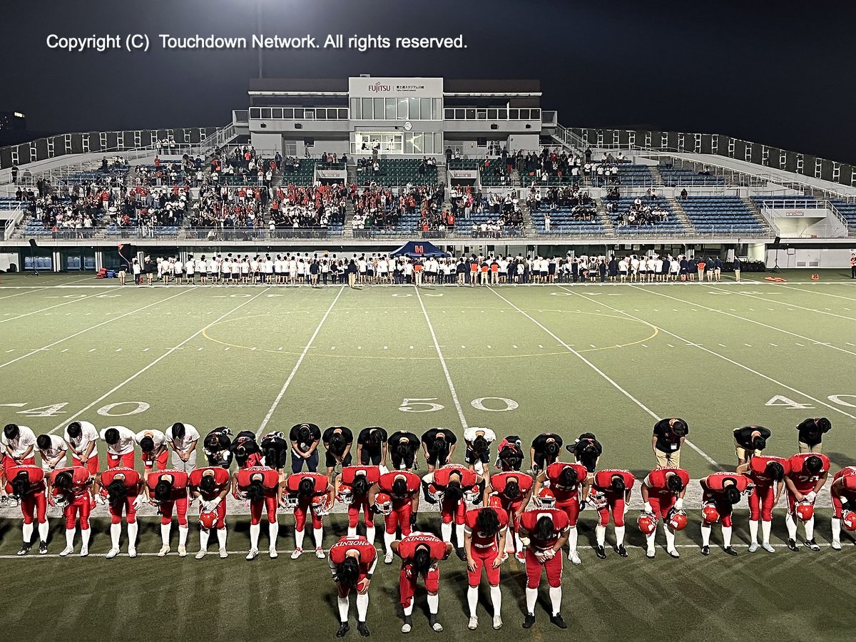 TouchdownNet's tweet photo. 日本大「アメリカンフットボール有志の会」は、法政大に41対0で快勝したが、主将三ヶ尻晃基（みかじりこうき、大産大付属高、4年）は、チーム・ハドルと観客席への挨拶で引き締まった顔。心の中でフットボールができる喜びを噛み締めながら、「アメリカンフットボール有志の会」の面々は深々と礼。 https://t.co/IQgHJvW7Sn