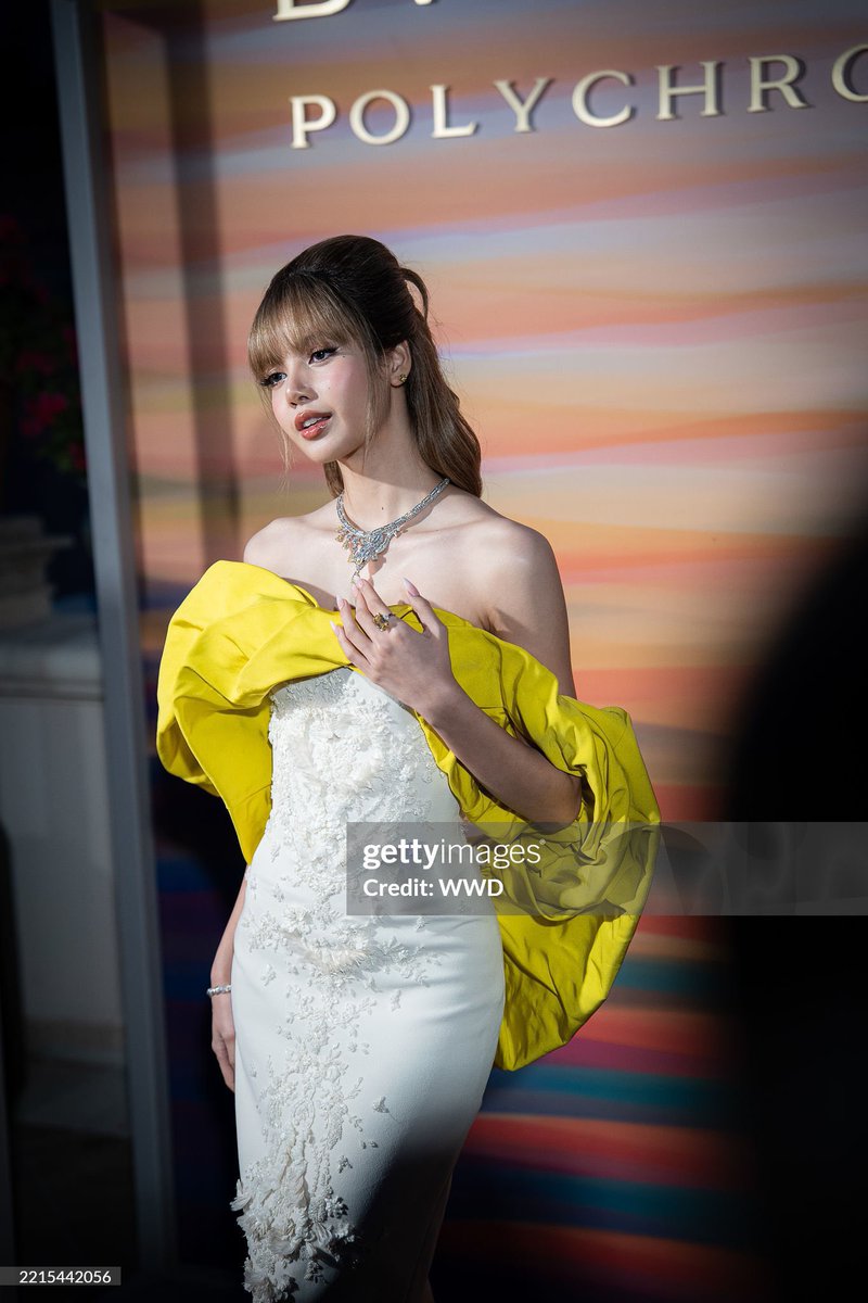 นอกจากจะไม่ตาย getty ชีตบ ชีเสิร์ฟ ชีเหวี่ยง ชีรับ ทำถึงตั้งแต่เครื่องหน้า ผิว หุ่นยันเดรสโค้ด สวยวันสวยคืน ชายน์เหมือนโรยผงพิกซี่รอบๆตัว มีสเน่ห์เหลือล้น ชวนฝันมาก

LISA BVLGARI POLYCHROMA #LISAxBvlgariHighJewelry
#LISAXBVLGARI