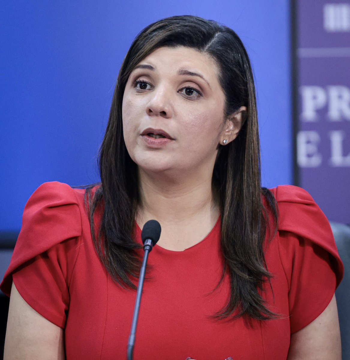 as_salazar's tweet photo. Gobierno prepara propuesta a la Ley 45 en conjunto con los trabajadores de las bananeras  

·         4 mil 500 trabajadores han abandonado su puesto de trabajo comunicó la empresa

Los ministros de Trabajo y de Comercio e Industrias, @Jackyenpositivo y @moltojulio , respectivamente, anunciaron que se prepara un proyecto que modifique la Ley 45 escuchando la petición de los trabajadores de las bananeras de Bocas del Toro y ante la preocupación de perderse empleos luego que el juzgado de trabajo declaró ilegal la huelga.

La ministra Muñoz explicó que, luego de 10 días de conversaciones, han presentado al presidente @JoseRaulMulino y al Gabinete las propuestas -trabajadas en conjunto- para la revisión y el mejoramiento de la Ley 45, entre ellas, la apertura de expedientes de salud a los 7 mil 500 trabajadores para atención médica con la Caja de Seguro Social (CSS).

Igual de especial al sector de las mujeres que trabajan en las bananeras y que, en el momento del embarazo, se pueda hacer valer sus derechos laborales, de salud y seguridad; estos expedientes clínicos permitirán -como Estado- darle seguimiento a los más vulnerables, explicaron.

No obstante, ambos ministros expusieron el temor de la pérdida de empleos, luego que el juzgado de trabajo decretó ilegal huelga, resolviendo una denuncia interpuesta por la empresa; además la empresa informó que unos 4 mil 500 trabajadores se han ausentado de sus trabajos tema que fue presentado a la dirigencia del Sindicato de Trabajadores de la Industria del Banano Agropecuaria y Empresas Afines (Sitraibana).

“Este es un sector vulnerable que requiere que la mirada de voltee hacia ellos y este gobierno conversa con ellos enfocado a pretensiones legítimas sobre la Ley 45, la Ley 462 ha quedado claro con el sindicato que no está en esta negociación con ellos, por lo que toda la conversación se basó en la modificación de la ley de los bananeros”, explicó la ministra de Trabajo.

Añadió que luego de escuchar las preocupaciones y pretensiones de los miembros de Sitraibana, en referencia a la Ley45, exclusivamente, se han presentado al señor Francisco Smith, secretario general de este sindicato, las propuestas del gobierno que benefician al sector bananero y la salud de los trabajadores.

“Pero existe la preocupación de parte de la empresa y lo hemos comunicado a los trabajadores y sus dirigentes, por el riesgo de perder empleos, por ello, hacemos un llamado porque nos preocupa su estabilidad; como Estado vamos a honrar esta pretensión, pero tenemos niños sin ir a sus escuelas, personas que no pueden buscar sus medicinas, otros perdiendo citas y, por eso, tenemos que hacer este llamado a regresar a sus puestos de trabajo”, recalcó.

Mientras que el ministro Moltó resaltó que trabajando juntos y en un ambiente de paz se podrá llegar a acuerdos para mejorar la ley que fue modificada y trastocada, pero este momento debe ser la oportunidad para unir la provincia.

“Este es un gobierno abierto al diálogo y dispuesto a negociar en paz… escuchamos sus propuestas y las causas por las que protestan, nos dieron una lista de modificaciones y prometimos traer eso al Presidente y al Gabinete para exponer las pretensiones”, mencionó en la conferencia de prensa.

Remarcó que Bocas del Toro es una provincia que su economía está basada en la producción y cosecha de banano, así como el comercio turístico, no obstante, estos cierres, tienen a bocas y sus comerciantes “ahorcados”.

“Se ha conversado con los trabajadores, la empresa y los comerciantes para volver a la tranquilidad y brindar soluciones a la provincia”, concluyó Moltó, al manifestar la disposición del gobierno de mantener las conversaciones ante un pueblo que está tranquilo recibiendo los beneficios que el Estado debe proporcionar.