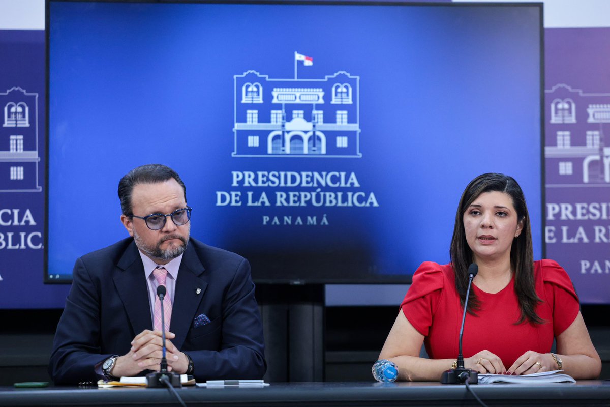 as_salazar's tweet photo. Gobierno prepara propuesta a la Ley 45 en conjunto con los trabajadores de las bananeras  

·         4 mil 500 trabajadores han abandonado su puesto de trabajo comunicó la empresa

Los ministros de Trabajo y de Comercio e Industrias, @Jackyenpositivo y @moltojulio , respectivamente, anunciaron que se prepara un proyecto que modifique la Ley 45 escuchando la petición de los trabajadores de las bananeras de Bocas del Toro y ante la preocupación de perderse empleos luego que el juzgado de trabajo declaró ilegal la huelga.

La ministra Muñoz explicó que, luego de 10 días de conversaciones, han presentado al presidente @JoseRaulMulino y al Gabinete las propuestas -trabajadas en conjunto- para la revisión y el mejoramiento de la Ley 45, entre ellas, la apertura de expedientes de salud a los 7 mil 500 trabajadores para atención médica con la Caja de Seguro Social (CSS).

Igual de especial al sector de las mujeres que trabajan en las bananeras y que, en el momento del embarazo, se pueda hacer valer sus derechos laborales, de salud y seguridad; estos expedientes clínicos permitirán -como Estado- darle seguimiento a los más vulnerables, explicaron.

No obstante, ambos ministros expusieron el temor de la pérdida de empleos, luego que el juzgado de trabajo decretó ilegal huelga, resolviendo una denuncia interpuesta por la empresa; además la empresa informó que unos 4 mil 500 trabajadores se han ausentado de sus trabajos tema que fue presentado a la dirigencia del Sindicato de Trabajadores de la Industria del Banano Agropecuaria y Empresas Afines (Sitraibana).

“Este es un sector vulnerable que requiere que la mirada de voltee hacia ellos y este gobierno conversa con ellos enfocado a pretensiones legítimas sobre la Ley 45, la Ley 462 ha quedado claro con el sindicato que no está en esta negociación con ellos, por lo que toda la conversación se basó en la modificación de la ley de los bananeros”, explicó la ministra de Trabajo.

Añadió que luego de escuchar las preocupaciones y pretensiones de los miembros de Sitraibana, en referencia a la Ley45, exclusivamente, se han presentado al señor Francisco Smith, secretario general de este sindicato, las propuestas del gobierno que benefician al sector bananero y la salud de los trabajadores.

“Pero existe la preocupación de parte de la empresa y lo hemos comunicado a los trabajadores y sus dirigentes, por el riesgo de perder empleos, por ello, hacemos un llamado porque nos preocupa su estabilidad; como Estado vamos a honrar esta pretensión, pero tenemos niños sin ir a sus escuelas, personas que no pueden buscar sus medicinas, otros perdiendo citas y, por eso, tenemos que hacer este llamado a regresar a sus puestos de trabajo”, recalcó.

Mientras que el ministro Moltó resaltó que trabajando juntos y en un ambiente de paz se podrá llegar a acuerdos para mejorar la ley que fue modificada y trastocada, pero este momento debe ser la oportunidad para unir la provincia.

“Este es un gobierno abierto al diálogo y dispuesto a negociar en paz… escuchamos sus propuestas y las causas por las que protestan, nos dieron una lista de modificaciones y prometimos traer eso al Presidente y al Gabinete para exponer las pretensiones”, mencionó en la conferencia de prensa.

Remarcó que Bocas del Toro es una provincia que su economía está basada en la producción y cosecha de banano, así como el comercio turístico, no obstante, estos cierres, tienen a bocas y sus comerciantes “ahorcados”.

“Se ha conversado con los trabajadores, la empresa y los comerciantes para volver a la tranquilidad y brindar soluciones a la provincia”, concluyó Moltó, al manifestar la disposición del gobierno de mantener las conversaciones ante un pueblo que está tranquilo recibiendo los beneficios que el Estado debe proporcionar.