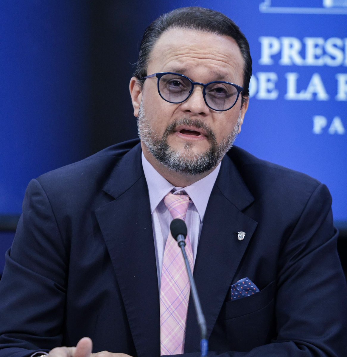 as_salazar's tweet photo. Gobierno prepara propuesta a la Ley 45 en conjunto con los trabajadores de las bananeras  

·         4 mil 500 trabajadores han abandonado su puesto de trabajo comunicó la empresa

Los ministros de Trabajo y de Comercio e Industrias, @Jackyenpositivo y @moltojulio , respectivamente, anunciaron que se prepara un proyecto que modifique la Ley 45 escuchando la petición de los trabajadores de las bananeras de Bocas del Toro y ante la preocupación de perderse empleos luego que el juzgado de trabajo declaró ilegal la huelga.

La ministra Muñoz explicó que, luego de 10 días de conversaciones, han presentado al presidente @JoseRaulMulino y al Gabinete las propuestas -trabajadas en conjunto- para la revisión y el mejoramiento de la Ley 45, entre ellas, la apertura de expedientes de salud a los 7 mil 500 trabajadores para atención médica con la Caja de Seguro Social (CSS).

Igual de especial al sector de las mujeres que trabajan en las bananeras y que, en el momento del embarazo, se pueda hacer valer sus derechos laborales, de salud y seguridad; estos expedientes clínicos permitirán -como Estado- darle seguimiento a los más vulnerables, explicaron.

No obstante, ambos ministros expusieron el temor de la pérdida de empleos, luego que el juzgado de trabajo decretó ilegal huelga, resolviendo una denuncia interpuesta por la empresa; además la empresa informó que unos 4 mil 500 trabajadores se han ausentado de sus trabajos tema que fue presentado a la dirigencia del Sindicato de Trabajadores de la Industria del Banano Agropecuaria y Empresas Afines (Sitraibana).

“Este es un sector vulnerable que requiere que la mirada de voltee hacia ellos y este gobierno conversa con ellos enfocado a pretensiones legítimas sobre la Ley 45, la Ley 462 ha quedado claro con el sindicato que no está en esta negociación con ellos, por lo que toda la conversación se basó en la modificación de la ley de los bananeros”, explicó la ministra de Trabajo.

Añadió que luego de escuchar las preocupaciones y pretensiones de los miembros de Sitraibana, en referencia a la Ley45, exclusivamente, se han presentado al señor Francisco Smith, secretario general de este sindicato, las propuestas del gobierno que benefician al sector bananero y la salud de los trabajadores.

“Pero existe la preocupación de parte de la empresa y lo hemos comunicado a los trabajadores y sus dirigentes, por el riesgo de perder empleos, por ello, hacemos un llamado porque nos preocupa su estabilidad; como Estado vamos a honrar esta pretensión, pero tenemos niños sin ir a sus escuelas, personas que no pueden buscar sus medicinas, otros perdiendo citas y, por eso, tenemos que hacer este llamado a regresar a sus puestos de trabajo”, recalcó.

Mientras que el ministro Moltó resaltó que trabajando juntos y en un ambiente de paz se podrá llegar a acuerdos para mejorar la ley que fue modificada y trastocada, pero este momento debe ser la oportunidad para unir la provincia.

“Este es un gobierno abierto al diálogo y dispuesto a negociar en paz… escuchamos sus propuestas y las causas por las que protestan, nos dieron una lista de modificaciones y prometimos traer eso al Presidente y al Gabinete para exponer las pretensiones”, mencionó en la conferencia de prensa.

Remarcó que Bocas del Toro es una provincia que su economía está basada en la producción y cosecha de banano, así como el comercio turístico, no obstante, estos cierres, tienen a bocas y sus comerciantes “ahorcados”.

“Se ha conversado con los trabajadores, la empresa y los comerciantes para volver a la tranquilidad y brindar soluciones a la provincia”, concluyó Moltó, al manifestar la disposición del gobierno de mantener las conversaciones ante un pueblo que está tranquilo recibiendo los beneficios que el Estado debe proporcionar.