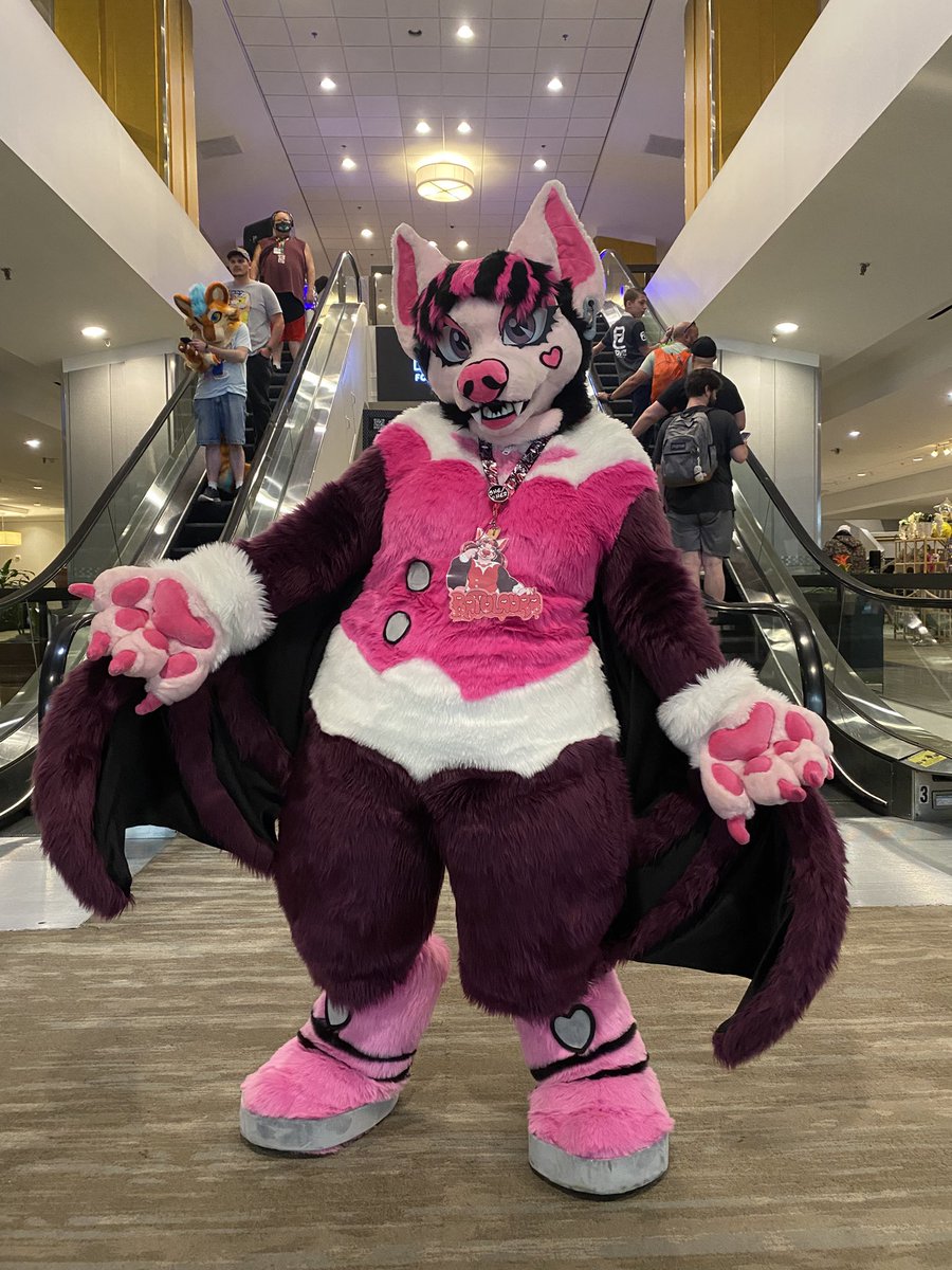 BatteredBadger's tweet image. Hey Ghoulfriends! Wanted to post some more fursuit pics from #FWA2025 to show off my Batulaura fursuit! 🦇