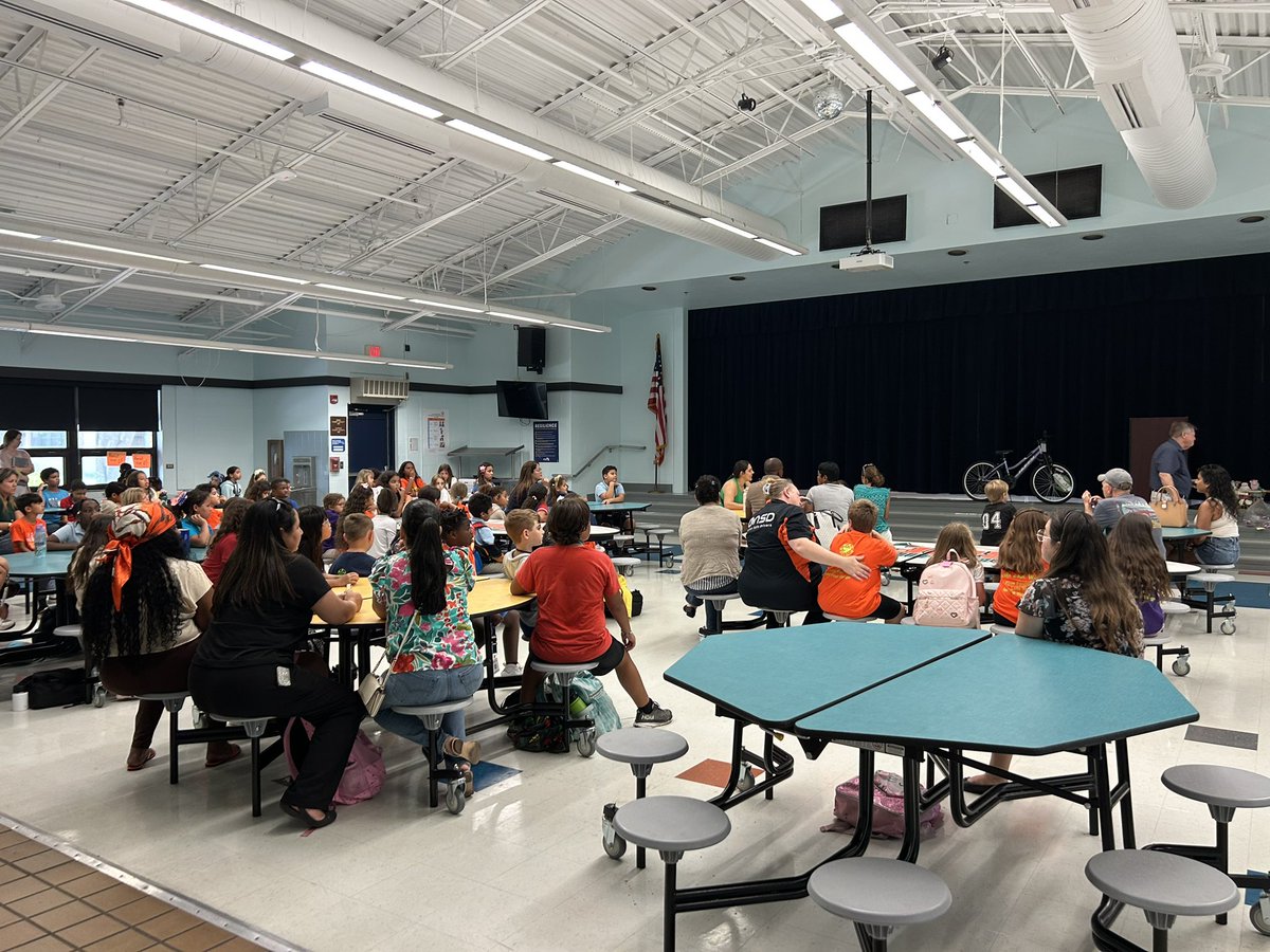 CoralSunsetAP's tweet image. Celebrating student success with our end of the year @RootsAndWingsFL awards! Great job showing up @sunset_coral 
#gains #readingprogram @GarvinShaw @LaCristaParker