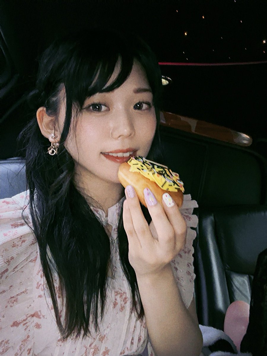Rchan_model's tweet photo. お友達とリムジン女子会ドーナツ食べまくったけど穴が空いてるし0キロカロリーだよね！？！？

#ダイエット　#モデル　#被写体 https://t.co/ZgdnlDQEW3