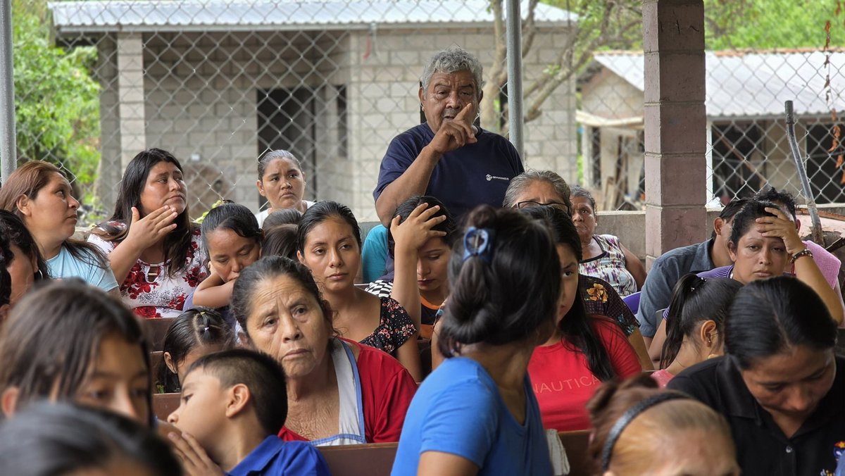 MussalOficial's tweet photo. Porque nuestro trabajo territorial no tiene días, ni horas; siendo nuestra esencia seguiremos trabajando inalcanzablemente por todas esas comunidades, cantones y colonias que por años fueron olvidados. 

En el Gobierno del Presidente @nayibbukele la ayuda si llega a las personas y lugares correctos, es por ellos que seguiremos gestionando las diferentes necesidades que carecen con los Ministerios correspondientes.

Es por ello que visitamos a las familias del Distrito de Acajutla, del Municipio Sonsonate Oeste. Entre las comunidades y cantones nos nos acompañaron: 

📌 Comunidad ceibillo
📌 Lotificacion miramar
📌 Costa brava

Seguiremos bajo la línea correcta, trabajando en conjunto con el Gobierno Central, para ver una transformación, y ser el canal para que cada petición sea una realidad.

¡Sonsonate MUSSAL está contigo! 💪🏼😎
.
.
@AmilcarMonge 
@Ibrajim 
@XZablah