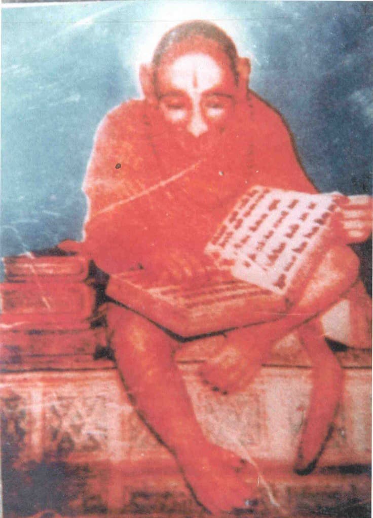 श्री हनुमान चालीसा में तुलसीदासजी लिखते हैं-

"राम दुआरे तुम रखवारे" 

अर्थात हनुमानजी रामजी के द्वार के रक्षक हैं।

अब राम जी के द्वार की क्या रक्षा करनी है। इस पर कई संतों ने चिंतन किया। एक संत ने अर्थ बताया कि जो भक्त श्रद्धा और विश्वास के साथ राम जी के पास आता है। हनुमानजी