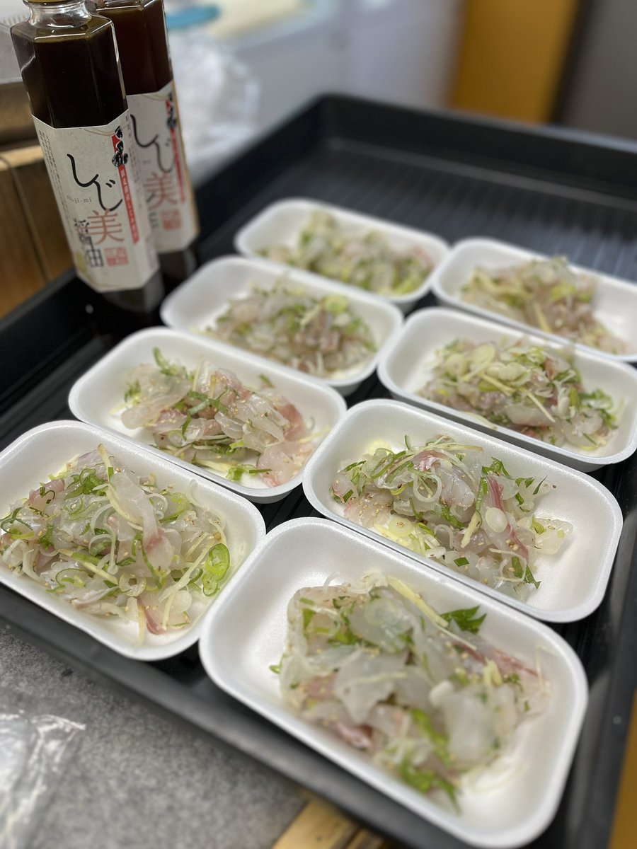 On5uHB9pGAWeqCj's tweet photo. おはようございます☔️寒い一日になりそうですね😆今日も時鮭厚切り切身🥩🉐フェア〜🎉お手軽にご飯🍚に乗っけたり軍艦🍣に🆕まかない海鮮カップ生縞エビ🦐とびっこ入り＆薬味たっぷり平目のタタキに貝盛りetcご用意しております☺️
続く→
#登別 #まるひろ伊藤水産 #魚屋 #刺身 #干物 #鮮魚店 https://t.co/42ybo2iQtU