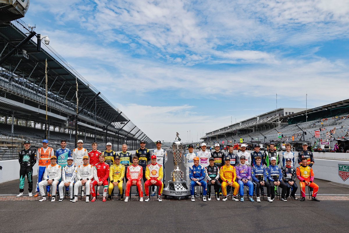 La foto oficial de los 33 Pilotos que correrán la edición 109 de la Indy500 y el trofeo que Borg Warner en el que uno de ellos agregará su rostro este Domingo.

El trofeo más bonito en la historia del automovilismo, si me lo preguntan.