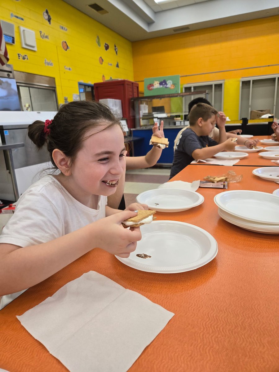 CliftonSchool12's tweet photo. On Friday, Mrs. Caraballo’s 2nd graders enjoyed their earned reward of s’mores!!! Life is sweet in 2nd grade 🍫 @cliftonschools @cliftonsupt #obeClifton #pandapride🐼 https://t.co/H3AMwvfxNR