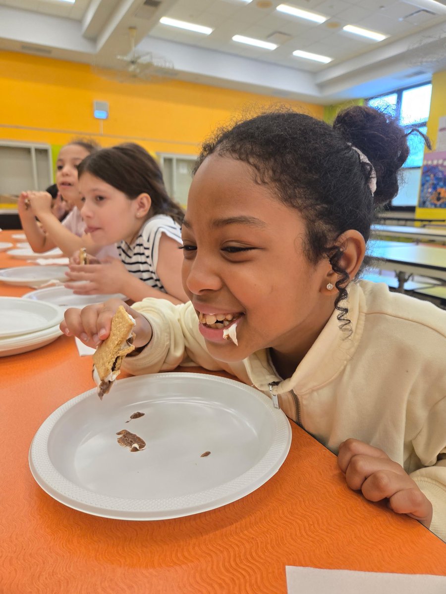 CliftonSchool12's tweet photo. On Friday, Mrs. Caraballo’s 2nd graders enjoyed their earned reward of s’mores!!! Life is sweet in 2nd grade 🍫 @cliftonschools @cliftonsupt #obeClifton #pandapride🐼 https://t.co/H3AMwvfxNR