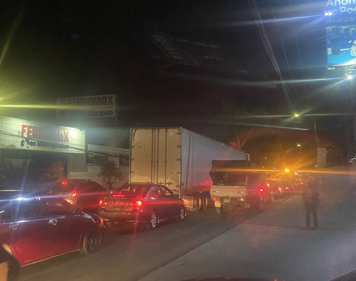 Infierno vial se vive esta noche del lunes 19 de mayo en la salida al sur de la capital, por una toma de carretera por parte de pobladores de la colonia Reynel Funes. Tomar medidas y evitar la zona.