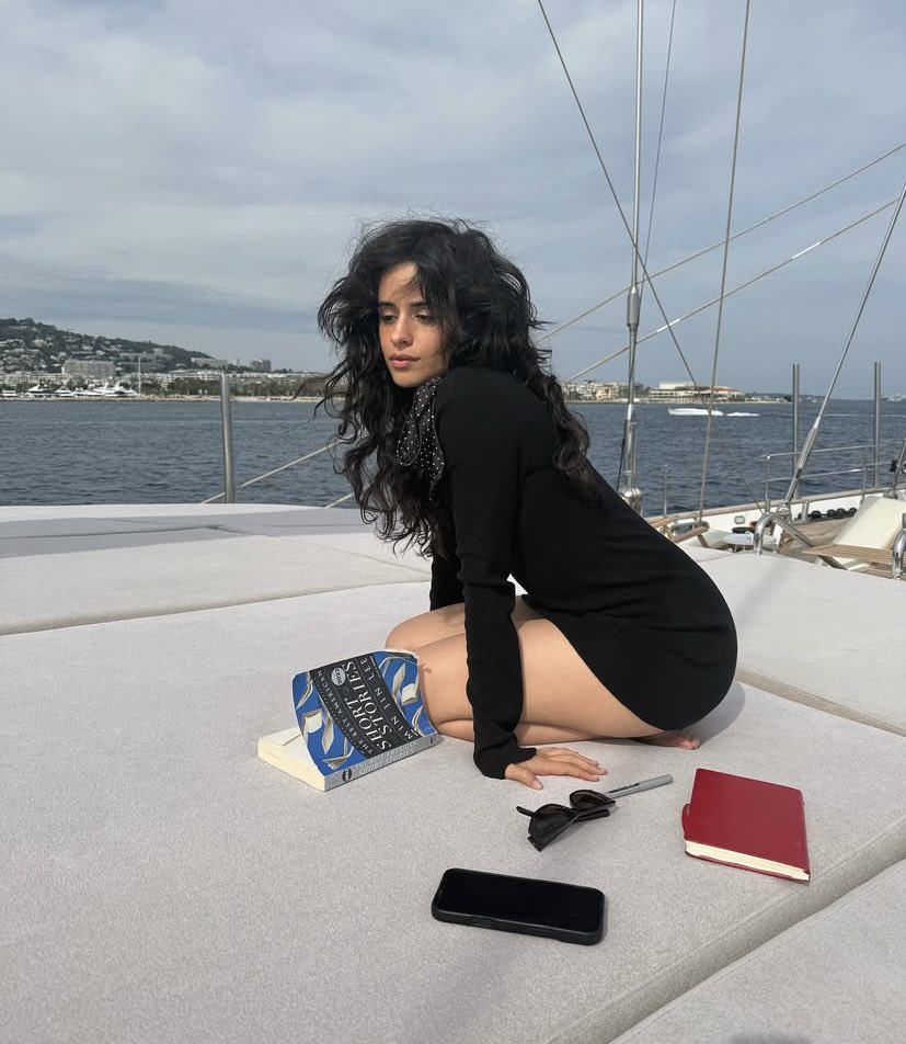 Camila_UpdateBR's tweet photo. Depois de Camila Cabello postar uma foto com o livro ‘The Best American Short Stories 2023’, a editora convidada da obra, Min Jin Lee, passou a segui-la no Instagram. 🤍 https://t.co/9yIzRbrWul
