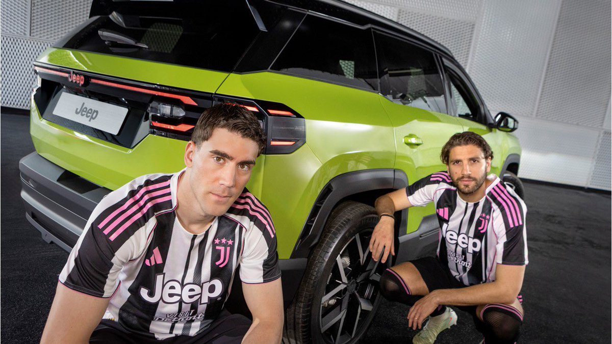 La <a href="/juventusfc/">JuventusFC</a> portará con orgullo el logotipo de <a href="/Jeep/">Jeep</a> en su nuevo jersey para la temporada 2024 - 2025.

Dato interesante: este club de fútbol de Italia fue fundado en 1897 con el nombre Sport Club Juventus por un grupo de estudiantes y, al día de hoy, es el club de fútbol más