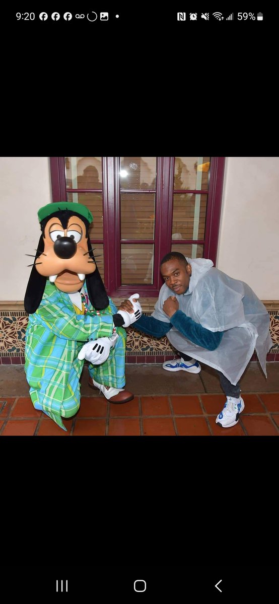 I love when the ppl in the costumes be black, reminds me of the time I went to Disneyland and confirmed Goofy was a black man