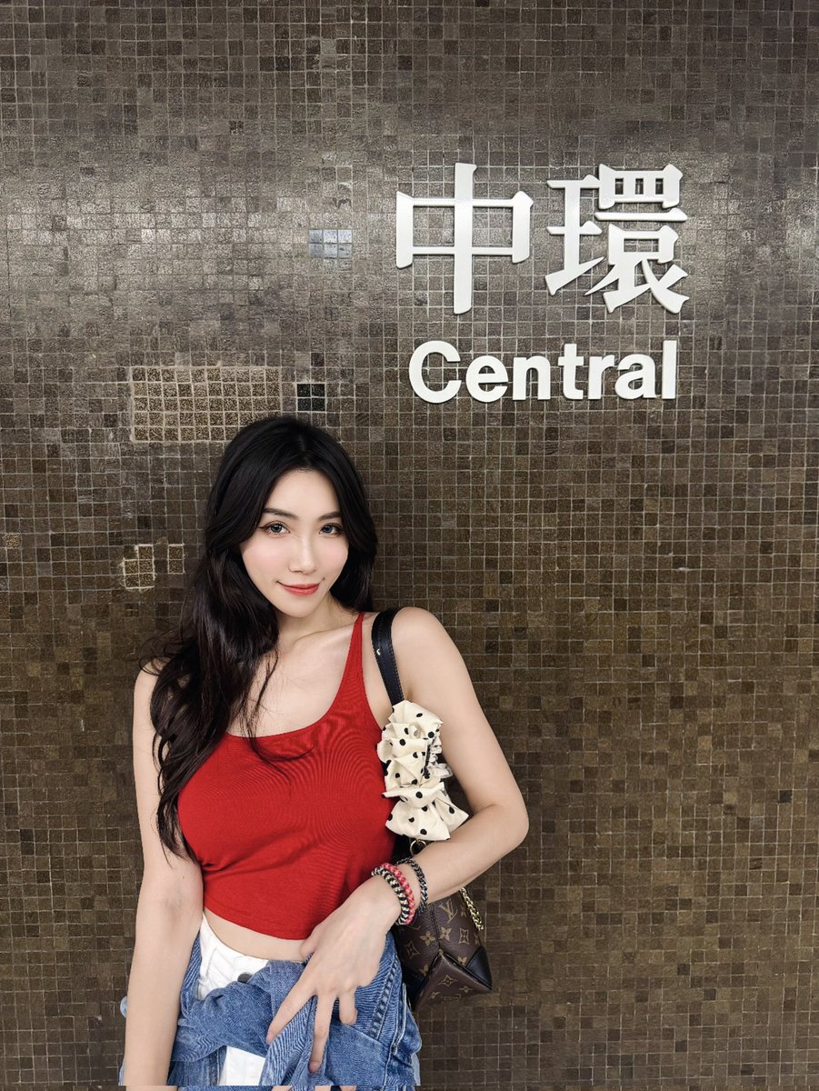 Kyna520666's tweet photo. 你眼裡的焦點，是我還是背景牆😏 https://t.co/IsJzLumGbt