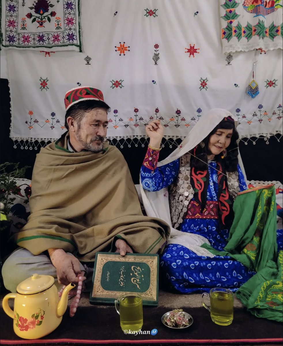 Nasrulla_Sadeqi's tweet photo. فرهنگ هزارگی، تنها یک زبان یا لباس نیست؛ روایتِ ایستادگی‌ست. قصه‌ای‌ست از نسلی که در دل کوه‌های خاموش و دشت‌های بامیان، با دستان پینه‌بسته، تاریخ را زنده نگه داشته است.💙

#HazaraCultureDay 
#HappyHazaraCultureDay https://t.co/Xv66DapA35