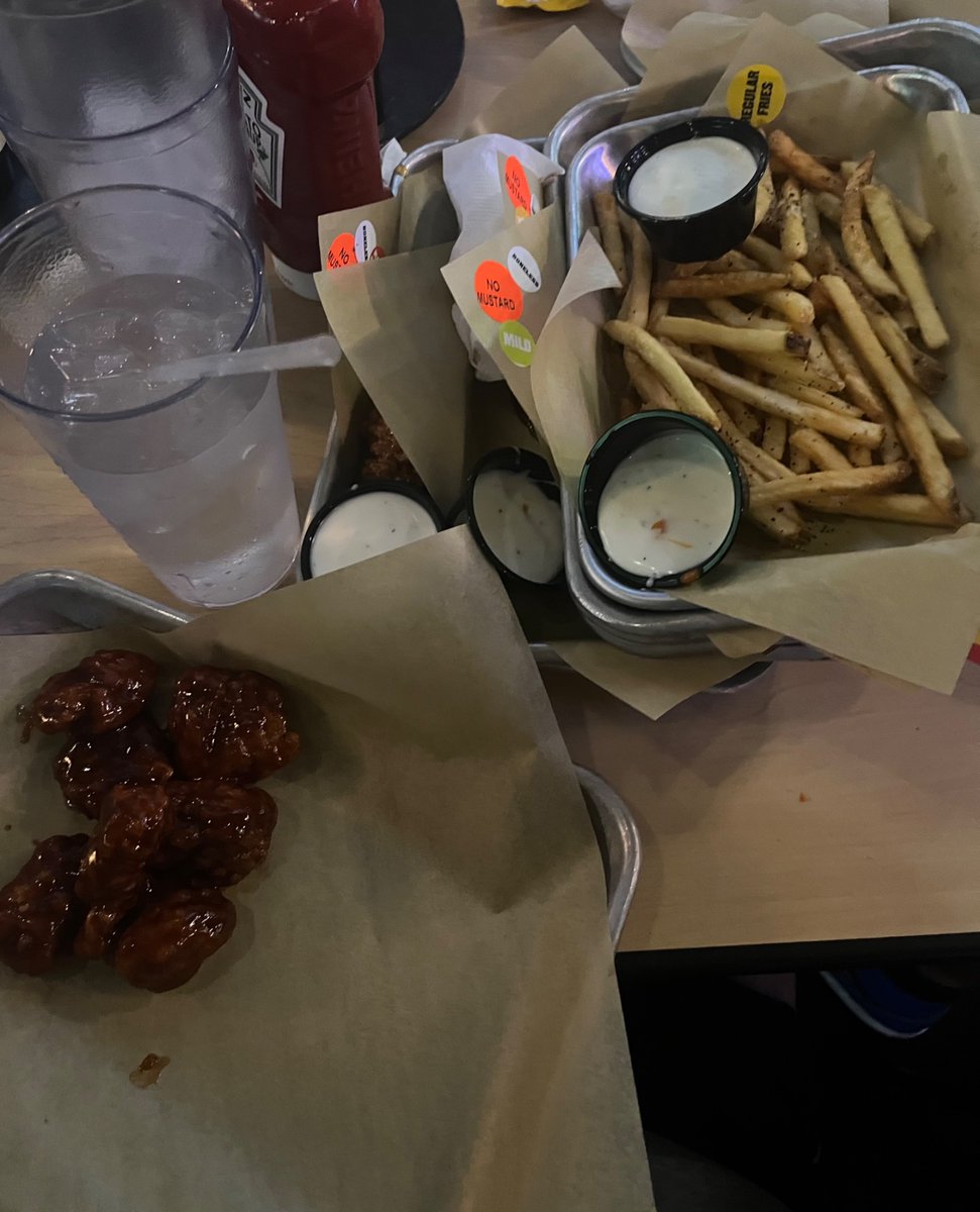 keyontemuse801's tweet photo. Yeah waiter, we’re going to need a couple more on table 8. #bottomlesswings #expand #godscountry https://t.co/JToqXRPxZn
