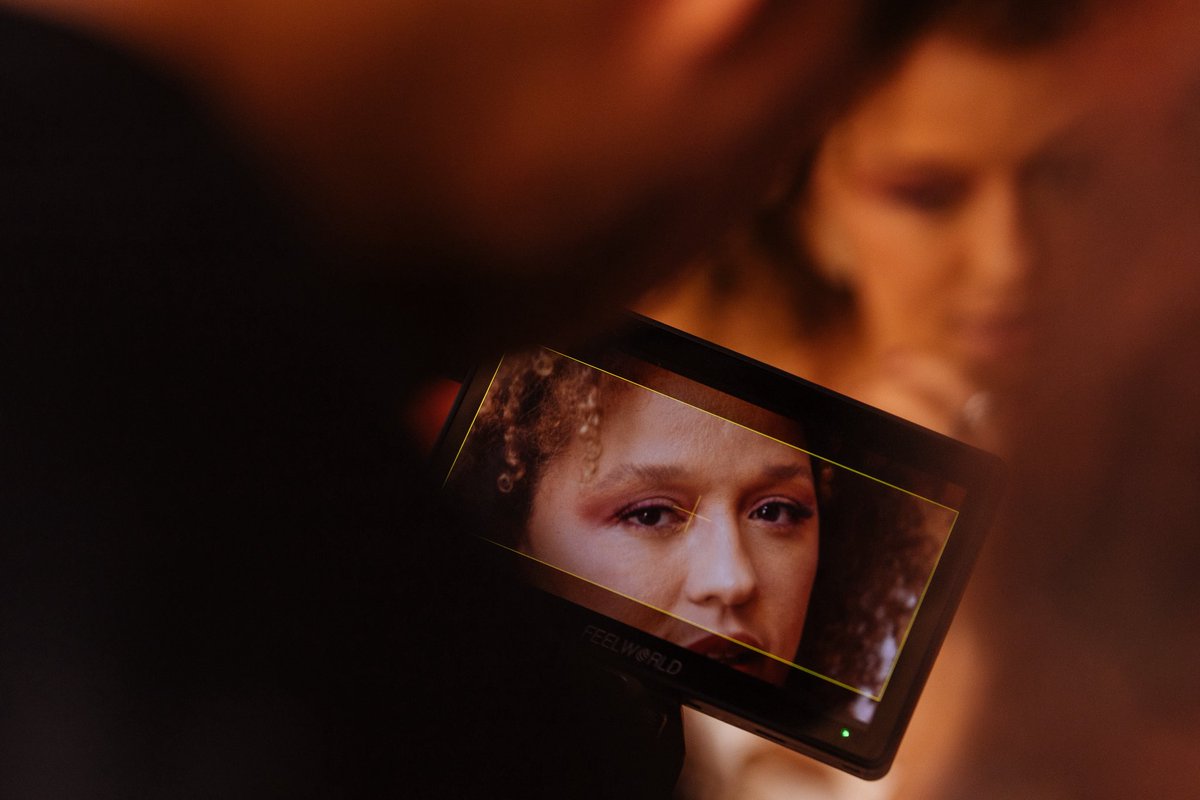 o corpo sabe antes,
a pele pede antes 
e o amor é urgente!

é tempo de viver o afeto em voz alta 

06.06 🧡