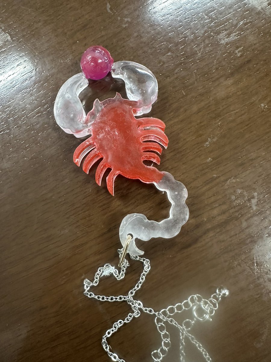 un_secret19's tweet photo. サブカルビジネスセンター福岡、の黒豹さんの作品！

はじめてでこの出来の良さ。
サソリ🦂をイメージしたレジンのネックレス。
黒狐さんが教えながら作成。
黒狐さん、レジンの大先生です。
黒豹さんもスキルアップ♪

＃サブカルビジネスセンター福岡
＃ハンドメイド
＃レジン
＃黒豹さん
＃黒狐さん https://t.co/xrR4VjZAMA