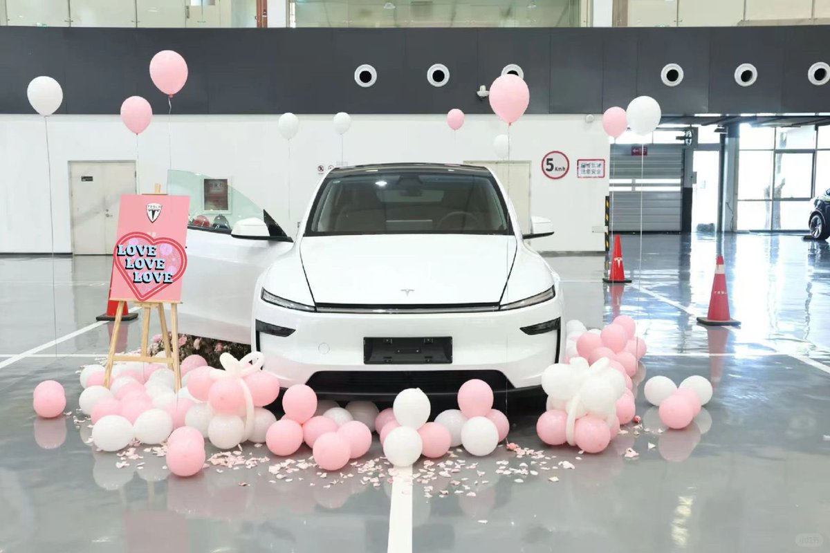 DriveGreen80167's tweet photo. 💖 Spark romance this 520 (May 20th) with Tesla! Gift your love a ride that electrifies the heart. 🚗⚡️ #ModelY #EVLove #TeslaChina #RomanticVibes #520Love https://t.co/4DmimPp7wl